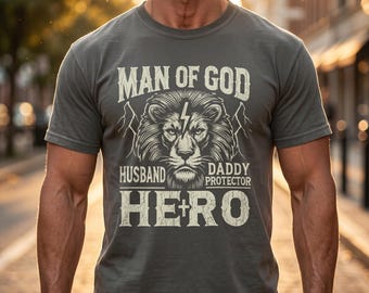 Camiseta Hombre de Dios Esposo Papá Protector Camiseta Héroe Regalo Cristiano Día del Padre Camiseta Religiosa para Hombre Camiseta Gráfica Comfort Colors 1717 Camiseta León