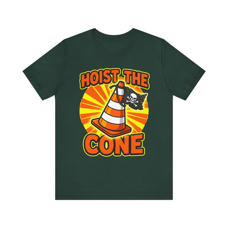 Camiseta "Hoist The Cone", camiseta gráfica de pirata con cono de tráfico, ropa urbana con humor de construcción. Forest
