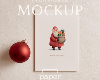 Mockup PSD per biglietto di Natale, cartolina natalizia 5x7, accogliente composizione natalizia in stile flat lay, oggetto intelligente