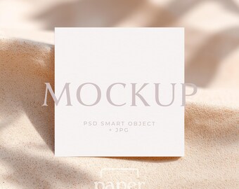 Mockup minimalista di biglietto quadrato 6x6 su sabbia, mockup per invito di matrimonio, mockup per biglietto per evento in spiaggia, Smart Object PSD, JPG
