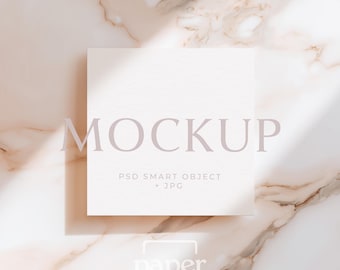 Mockup di biglietto quadrato, espositore per biglietti di auguri e inviti minimalisti e neutri, oggetto avanzato PSD, JPG