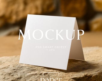 Mockup di biglietto d'auguri quadrato a tenda, mockup di biglietto d'auguri pieghevole con rapporto 1:1, oggetto avanzato PSD