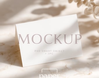 Mockup di biglietto pieghevole orizzontale 5x7, per inviti o cartoline, cancelleria classica, oggetto avanzato PSD