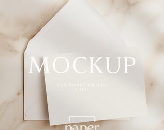 Mockup di biglietto orizzontale 5x7 con busta bianca, invito di nozze neutro in stile flatlay, mockup Save The Date, file digitale PSD JPG