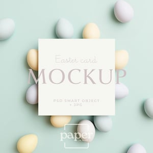 Könnte beinhalten: Ein Ostern-Karten-Mockup mit dem Text "Easter card MOCKUP" in einer weichen, neutralen Schriftart. Die Karte ist von pastellfarbenen Ostereiern auf einem hellen türkisgrünen Hintergrund umgeben. Die Worte "PSD SMART OBJECT + JPG" sind ebenfalls sichtbar.