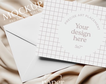 Mockup ravvicinato di una cartolina orizzontale 5x7, con busta bianca su carta di seta, in formato PSD e JPG.