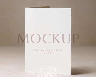 Mockup di biglietto 5x7, biglietto pieghevole PSD, invito minimalista, mockup di cartolina, oggetto intelligente