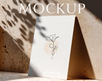 Mockup PSD per biglietto d'auguri formato A6, mockup murale in stile boho, prospettiva angolata (Photoshop e Photopea), download digitale