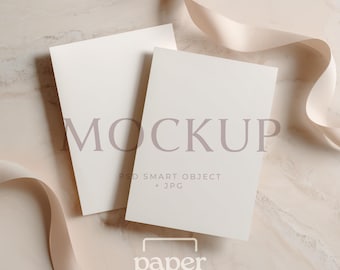 Mockup di doppia carta, due carte 5x7 con nastro, mockup di carta fronte-retro, mockup di inviti - cartoline - biglietti di auguri, oggetto avanzato PSD, JPG