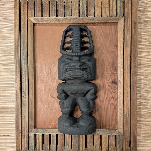 Figurine Lono Tiki encadrée à suspendre - Décoration murale Tiki Bar inspirée du porte-clés United Airlines vintage