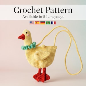 Puede incluir: Un bolso de ganchillo amarillo con forma de pato con pico y patas rojas, y un cuello con volantes turquesa. El bolso tiene una larga correa amarilla. El texto "Crochet Pattern" y "Available in 5 Languages" está en la parte superior.