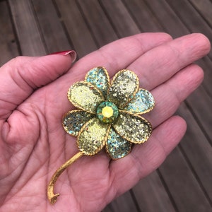 Vintage Golden Green Glittering Flower Brooch w/Large Rhinestone Pistil