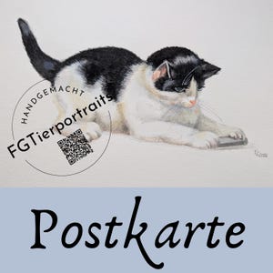 Könnte beinhalten: Ein Aquarellgemälde eines schwarz-weißen Kätzchens in verspielter Pose. Das Kätzchen liegt mit ausgestreckten Vorderpfoten. Das Bild enthält den Text "Handgemacht FGTierportraits" und "Postkarte".