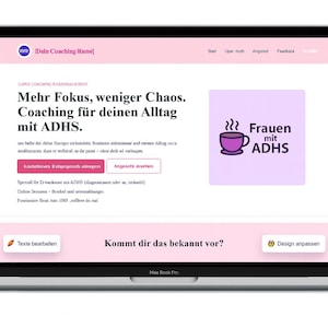 Può includere: Un laptop MacBook Pro argentato che mostra un sito web con una combinazione di colori rosa e bianco. Il contenuto del sito web include testo in tedesco, una grafica di tazza di caffè viola e la frase "Frauen mit ADHS."