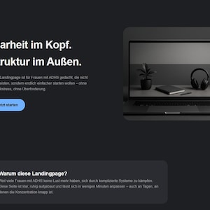 Op de afbeelding: Donkergrijs website-ontwerp met witte tekst en een blauwe knop. De afbeelding rechts toont een laptop met een plant, notitieboek en koptelefoon. De tekst luidt: "Helderheid in de geest. Structuur aan de buitenkant."