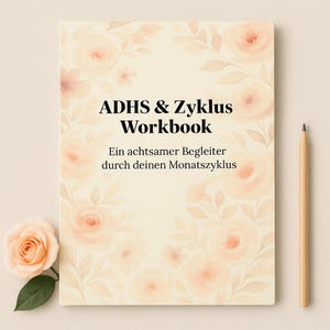 Könnte beinhalten: Ein Arbeitsbuch mit dem Titel "ADHS & Zyklus Workbook" mit floralen Illustrationen und Text auf Deutsch. Ein Bleistift liegt neben dem Buch, und eine Rose befindet sich in der unteren linken Ecke. Das Buch hat einen cremefarbenen Hintergrund mit pfirsichfarbenen Rosen.