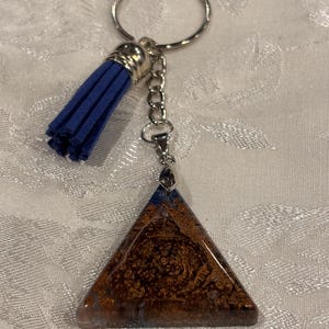 Triangular Copper Speckled Resin Keychain with Tassel – Handmade Earthy Boho Key Ring, Unique Artisan Bag Charm Gift (Copy)