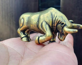 銅製の巻物「しゃがむ雄牛」の置物 デスクトップホームデコレーション