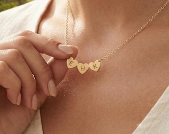 Colar e pulseira com inicial personalizada em formato de coração | Joias personalizadas com letras douradas