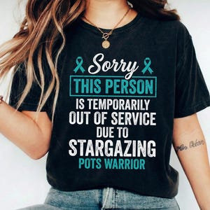 Pode incluir: Uma placa de madeira rústica com o texto "Welcome to our home" em letras brancas. A placa apresenta um acabamento desgastado e um design simples e convidativo, perfeito para uma varanda ou entrada.