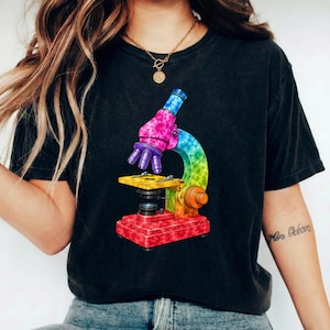 Batik-Mikroskop-Shirt, Regenbogen-Grafik-Labor-Tech-T-Shirt, medizinisches Laborwissenschaftliches Geschenk, Wissenschaftler Mikrobiologie, Laborant-Grafik-T-Shirt Geschenk