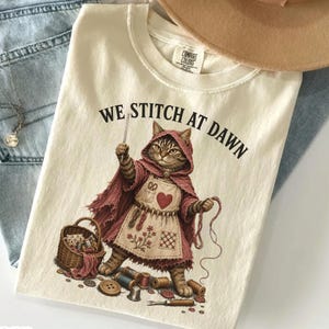 Koszulka z kotem do szycia, zabawny t-shirt z kotem do pikowania, prezent dla krawcowej, kot Cottagecore, koszulka z grafiką do szycia, prezent dla niej