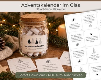 Può includere: Un barattolo di vetro con coperchio in sughero riempito di rotoli di carta, con un'etichetta che recita Adventskalender 24 achtsame Momente. Accanto al barattolo c'è un foglio stampabile con 24 carte individuali con testo tedesco e icone.