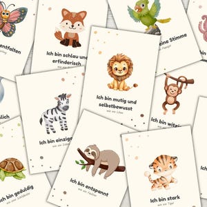 Könnte beinhalten: Eine Sammlung von Karten mit Illustrationen von Tieren wie Schmetterling, Fuchs, Papagei, Oktopus, Delfin, Zebra, Löwe, Affe, Schildkröte, Faultier, Tiger und Elefant. Jede Karte hat einen deutschen Satz.