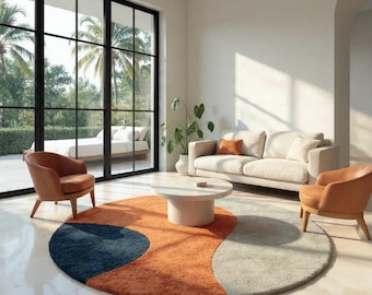 Puede incluir: Un salón moderno con un sofá beige, dos sillones marrones y una alfombra redonda con secciones naranja, azul marino y gris. Una mesa de centro blanca está en el centro, con una gran ventana con vistas a palmeras.