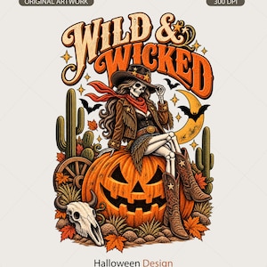 Könnte beinhalten: Eine grafische Illustration mit einem Skelett in Cowboyhut, Fransenjacke und Stiefeln, das auf einem großen Kürbis sitzt. Das Design enthält Kakteen, einen Schädel, Fledermäuse und eine Mondsichel, mit dem Text WILD & WICKED am oberen Rand.