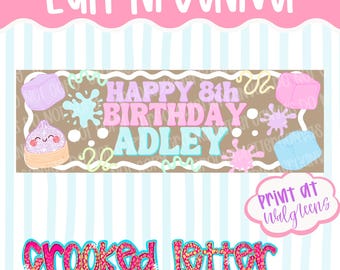 Puede incluir: Un diseño de pancarta rectangular con el texto HAPPY 8th BIRTHDAY ADLEY en rosa y azul. El fondo es marrón con un borde festoneado blanco, decorado con ilustraciones de cubos morados y azules, una bola de masa sonriente y salpicaduras de pintura.
