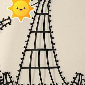 Könnte beinhalten: Schwarzer Plastikrahmen mit einem Gittermuster, in Form eines Bootes. Der Rahmen besteht aus kleinen Kreisen, die durch Linien verbunden sind. Der Rahmen befindet sich auf einem weißen Hintergrund.