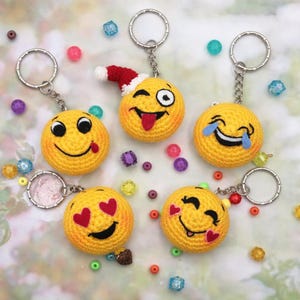 Virkat Emoji-nyckelringsmönster – Amigurumi Smiley-plyschleksak (PDF-nedladdning)