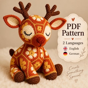 Peut inclure: Un jouet cerf au crochet composé d'hexagones à motifs floraux orange, jaunes et blancs avec des bois et des sabots marron foncé. À côté, un panneau indique : PDF Pattern, 2 Languages, English, German, Create Something Special.