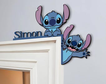 Niestandardowa tabliczka na drzwi z imieniem, tabliczka na drzwi z motywem ściegu i anioła, dekoracja do domu Disney, śliczna ozdoba na drzwi do pokoju dziecięcego, prezent dla miłośnika ściegu