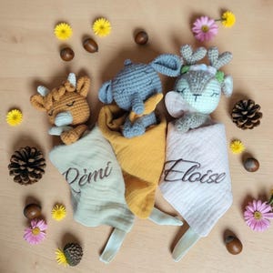 Peluche de ganchillo personalizado con nombre bordado, disponible en forma de cierva, toro o elefante, con manta de muselina de algodón hecha a mano.