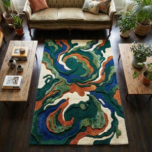 Può includere: Un tappeto rettangolare con un design astratto. Il tappeto presenta motivi a spirale in tonalità di verde, blu, arancione e bianco. È posizionato su un pavimento in legno scuro, con un divano e tavolini sullo sfondo.