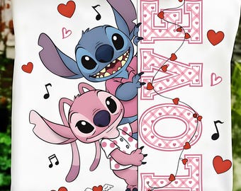 Könnte beinhalten: Weiße Tragetasche mit den Figuren Stitch und Angel, mit dem Wort "LOVE" in Rosa. Das Design umfasst Herzen, Noten und eine herzförmige Flügelgrafik.