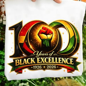 Könnte beinhalten: Weiße Tragetasche mit einem lebendigen Design, das 100 Jahre Black Excellence feiert. Das Design umfasst eine geballte Faust, die Zahl 100 und die Jahre 1926-2026, alles in einem kräftigen, farbenfrohen Stil. Der Text "Years of BLACK EXCELLENCE" ist prominent dargestellt.