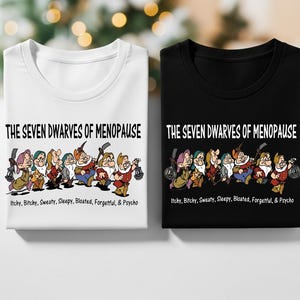 De sju dvärgarna i klimakteriet SVG PNG, rolig kvinnlig humor DTF-design, sarkastisk medelåldergåva, mogen kvinnas födelsedag, retro-högtidsgrafik