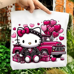 Peut inclure: Sac fourre-tout blanc avec un motif Hello Kitty en veste en cuir noire et nœud rose. Un pick-up rose, des ballons en forme de cœur et des boîtes cadeaux sont également présents. Le design utilise du rose et du noir.