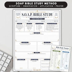Puede incluir: Una hoja de trabajo imprimible para el estudio bíblico SOAP y una página de seguimiento. La hoja principal incluye secciones para escritura, observación, aplicación y oración. El rastreador enumera los libros del Antiguo y Nuevo Testamento.