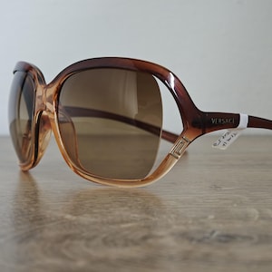 Puede incluir: Un letrero de madera r&uacute;stica con el texto "Welcome to our home" en letras blancas. El letrero presenta un acabado envejecido y un dise&ntilde;o simple y acogedor, ideal para un porche o entrada.