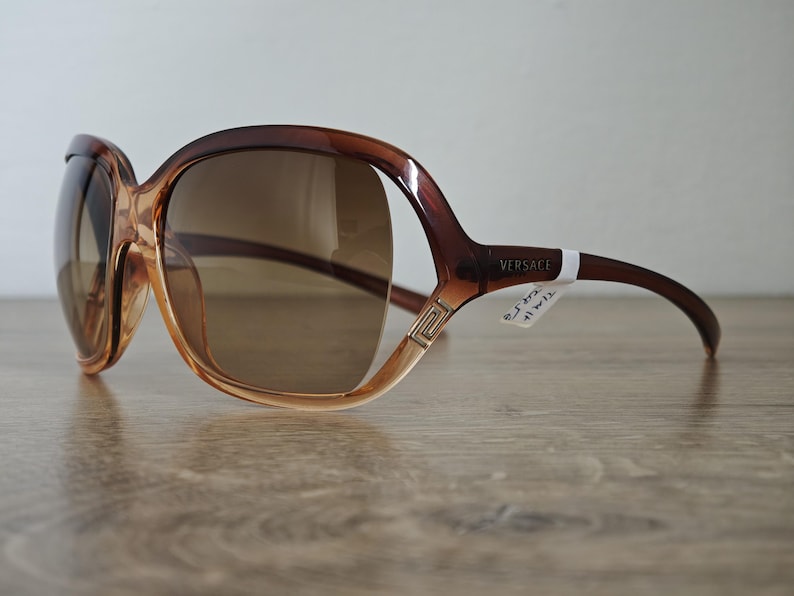 Puede incluir: Un letrero de madera r&uacute;stica con el texto "Welcome to our home" en letras blancas. El letrero presenta un acabado envejecido y un dise&ntilde;o simple y acogedor, ideal para un porche o entrada.