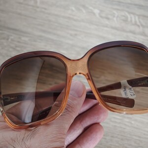 Puede incluir: Un letrero de madera hecho a mano con la palabra "Welcome" en una fuente juguetona. El letrero est&aacute; pintado de blanco con un acabado envejecido y presenta un peque&ntilde;o coraz&oacute;n decorativo. Dimensiones: aproximadamente 30 cm de ancho y 15 cm de alto.