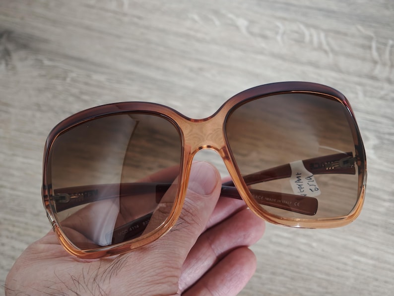 Puede incluir: Un letrero de madera hecho a mano con la palabra "Welcome" en una fuente juguetona. El letrero est&aacute; pintado de blanco con un acabado envejecido y presenta un peque&ntilde;o coraz&oacute;n decorativo. Dimensiones: aproximadamente 30 cm de ancho y 15 cm de alto.