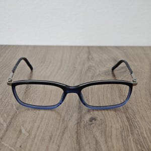 Może przedstawiać: Rustykalny drewniany szyld z napisem "Welcome to our home" w białych literach. Szyld ma postarzaną powierzchnię i prosty, zapraszający design.