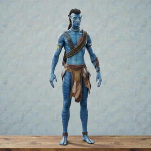 Puede incluir: Una figura humanoide de piel azul con patrones de rayas, que lleva un arnés de cuero marrón, un taparrabos y brazaletes. La figura tiene una larga cola de caballo negra trenzada y orejas puntiagudas. La figura está de pie sobre una superficie de madera.