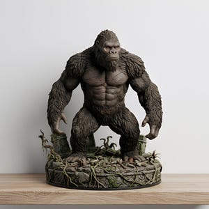 Può includere: Statua dettagliata di un gorilla in una posa potente, con un torso muscoloso e pelliccia scura. Il gorilla è in piedi su una base con rovine di pietra e viti. La statua è di colore marrone scuro ed è esposta su una mensola di legno.