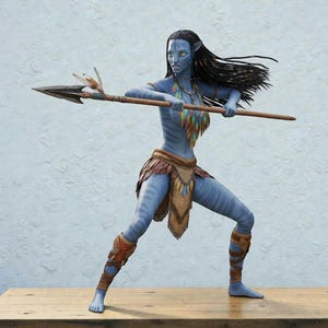 Könnte beinhalten: Eine blauhäutige Figur aus dem Film Avatar, die einen Speer hält. Die Figur ist mit Accessoires im Tribal-Stil geschmückt, darunter eine Halskette und ein Rock aus Federn sowie Beinwickel. Die Figur ist in einer dynamischen Haltung dargestellt, bereit für die Action.